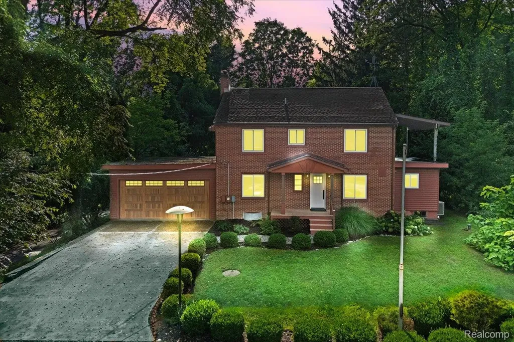 1350 Pettibone Lake Road Highland Charter Township MI 48356