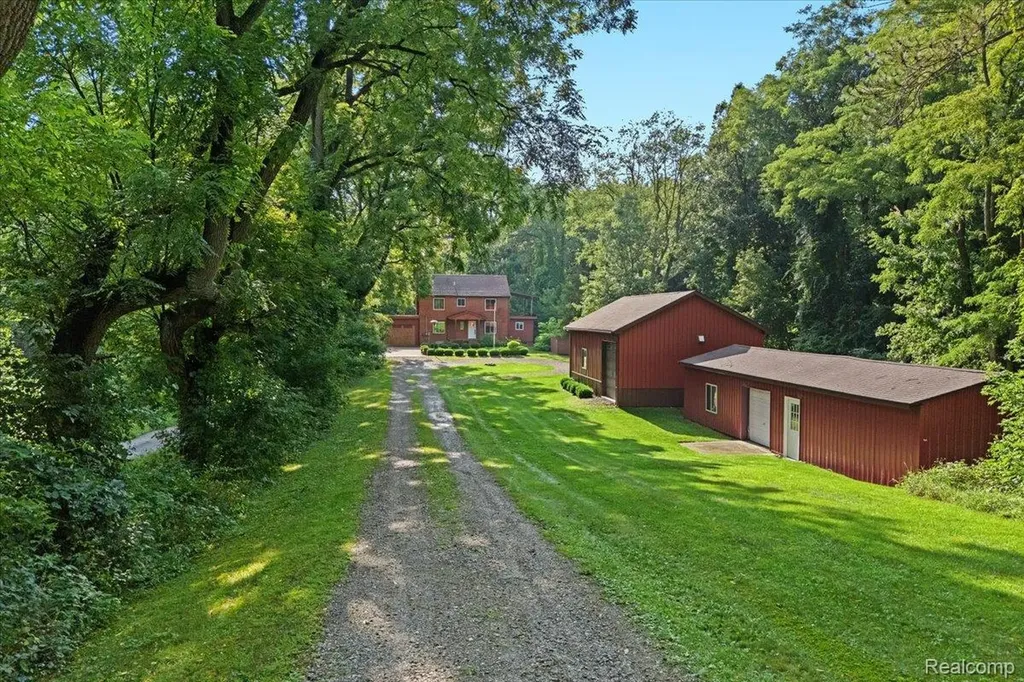1350 Pettibone Lake Road Highland Charter Township MI 48356