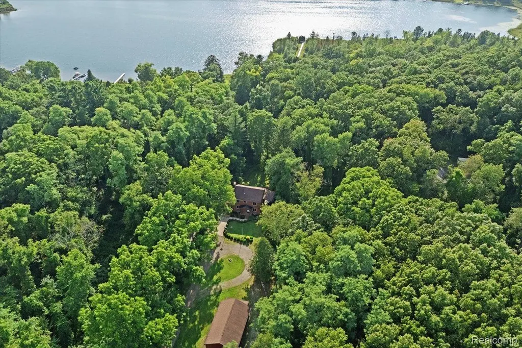 1350 Pettibone Lake Road Highland Charter Township MI 48356