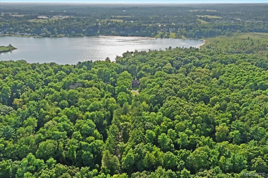 1350 Pettibone Lake Road Highland Charter Township MI 48356