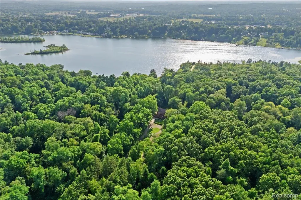 1350 Pettibone Lake Road Highland Charter Township MI 48356