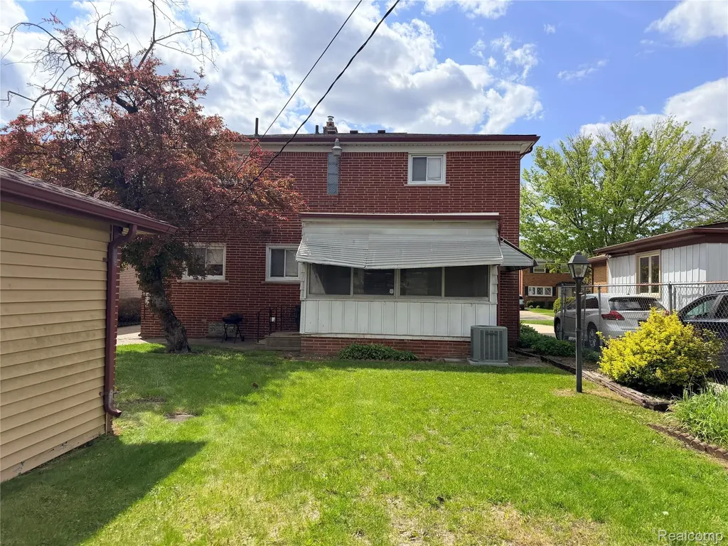 24660 Manistee Street Oak Park City MI 48237