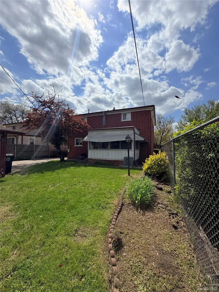 24660 Manistee Street Oak Park City MI 48237