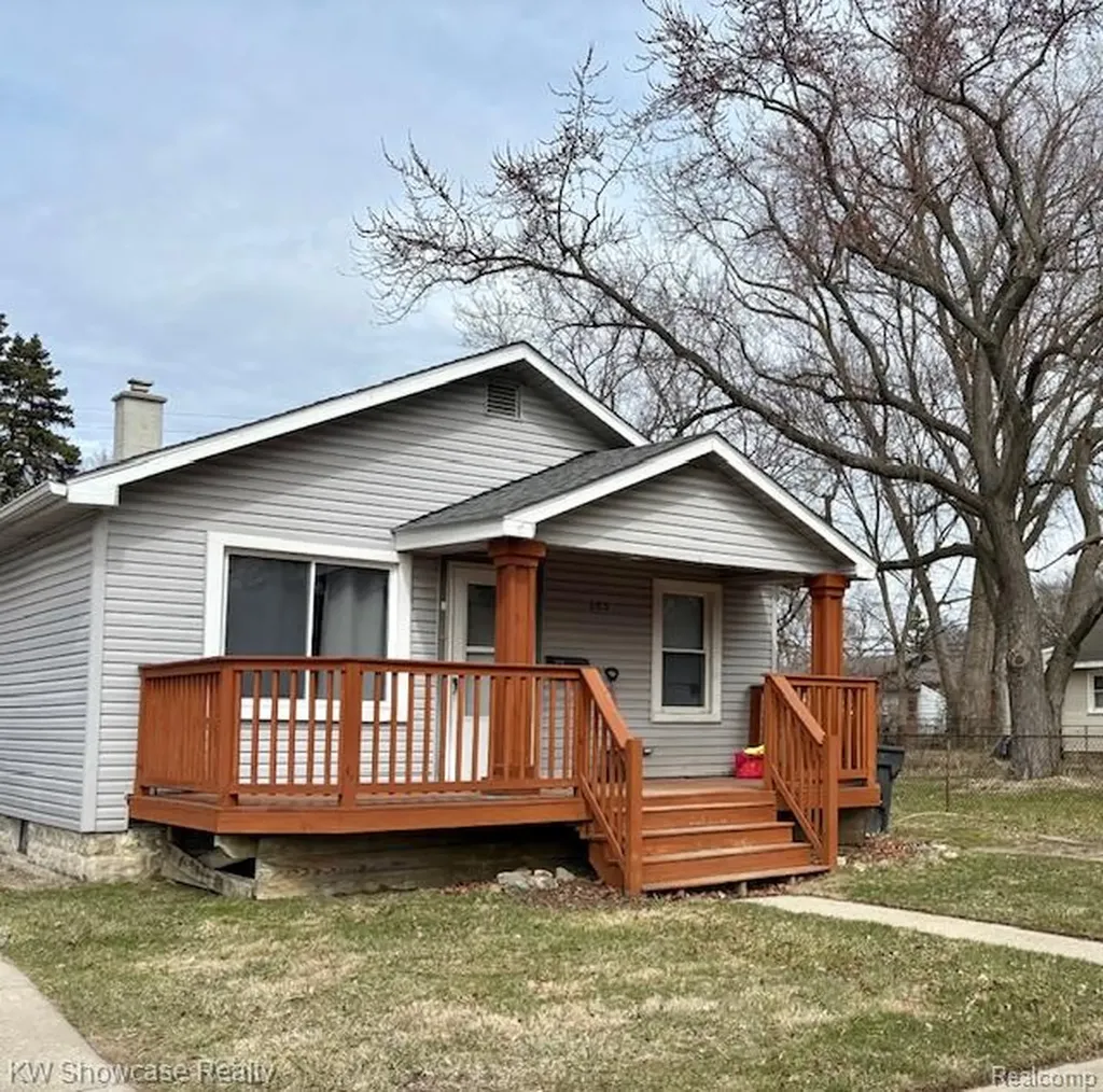 683 E Mansfield Avenue Pontiac City MI 48340