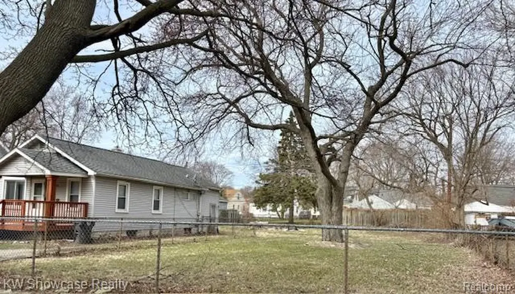 683 E Mansfield Avenue Pontiac City MI 48340