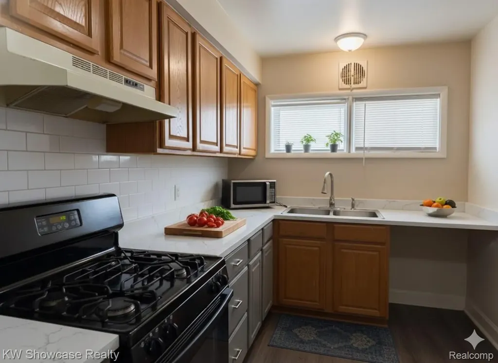 683 E Mansfield Avenue Pontiac City MI 48340