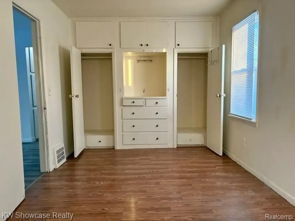 683 E Mansfield Avenue Pontiac City MI 48340