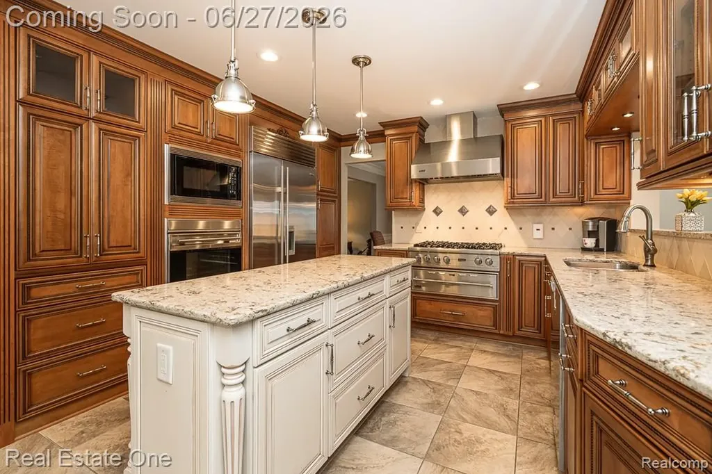 6595 Edith Court Troy City MI 48085