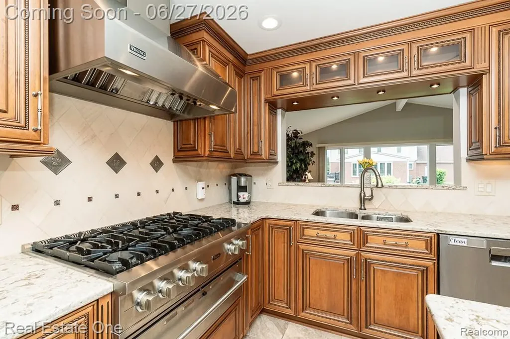 6595 Edith Court Troy City MI 48085