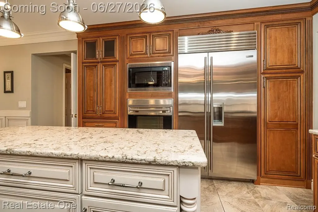 6595 Edith Court Troy City MI 48085