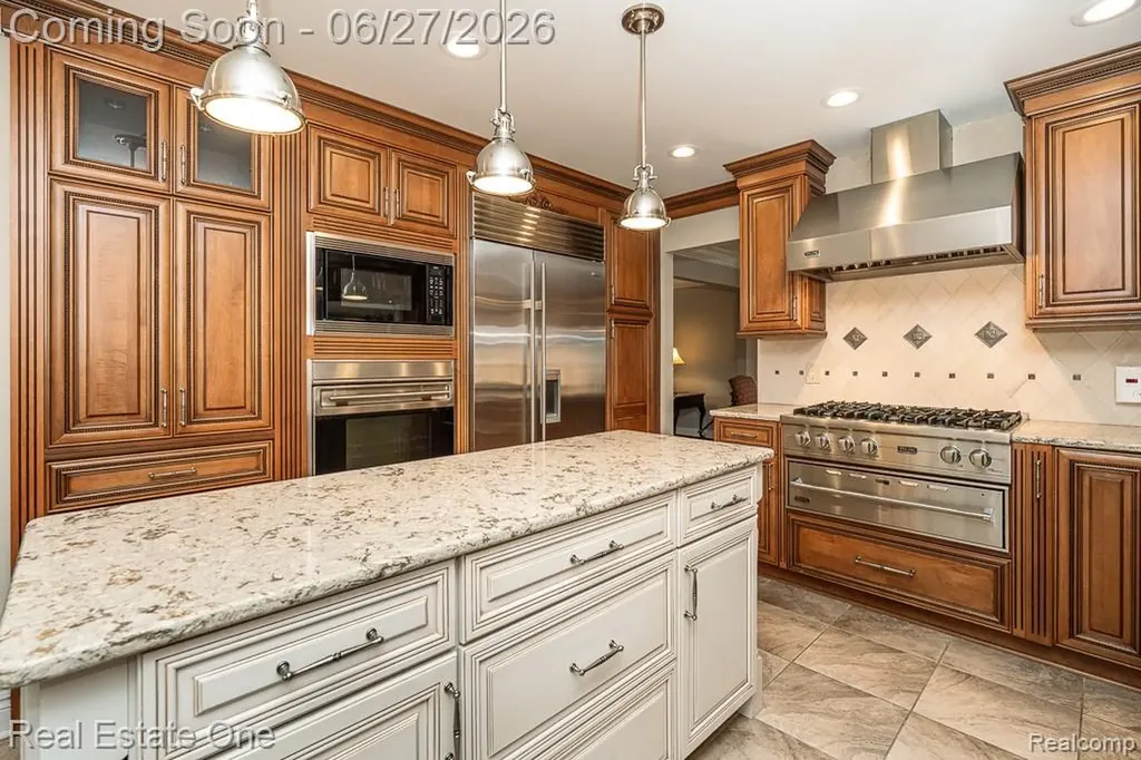 6595 Edith Court Troy City MI 48085
