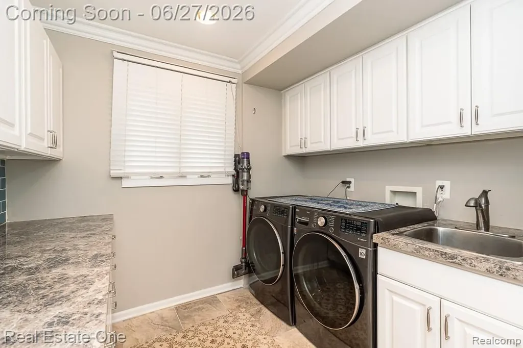 6595 Edith Court Troy City MI 48085