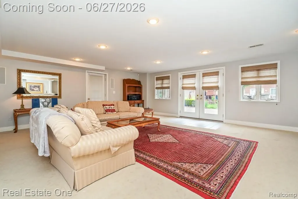6595 Edith Court Troy City MI 48085