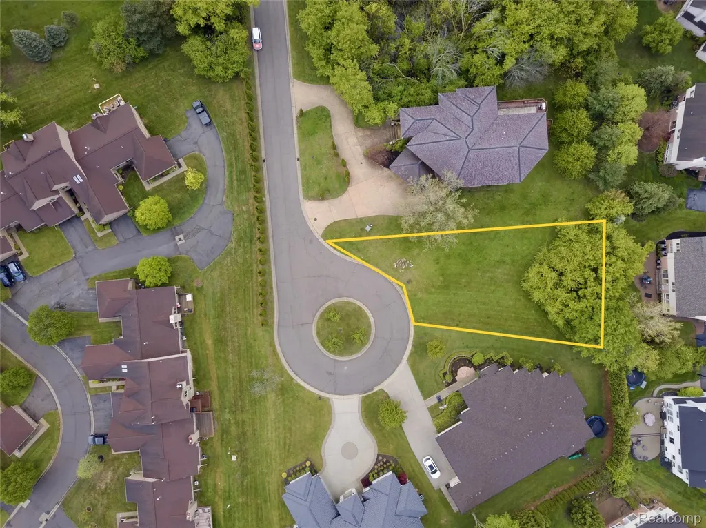 5057 Karachi Street West Bloomfield Charter Township MI 48322