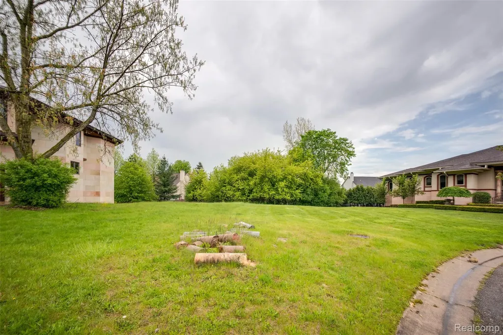 5057 Karachi Street West Bloomfield Charter Township MI 48322