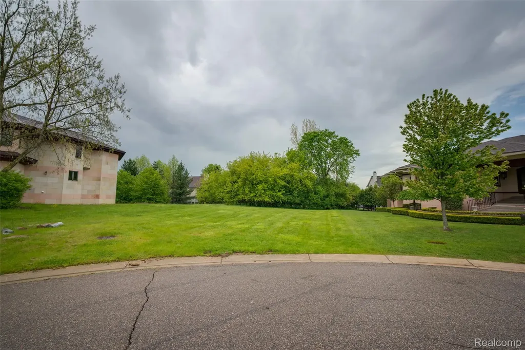5057 Karachi Street West Bloomfield Charter Township MI 48322