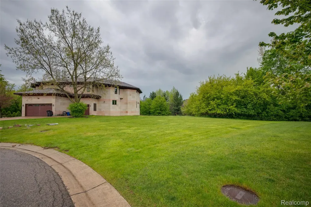 5057 Karachi Street West Bloomfield Charter Township MI 48322