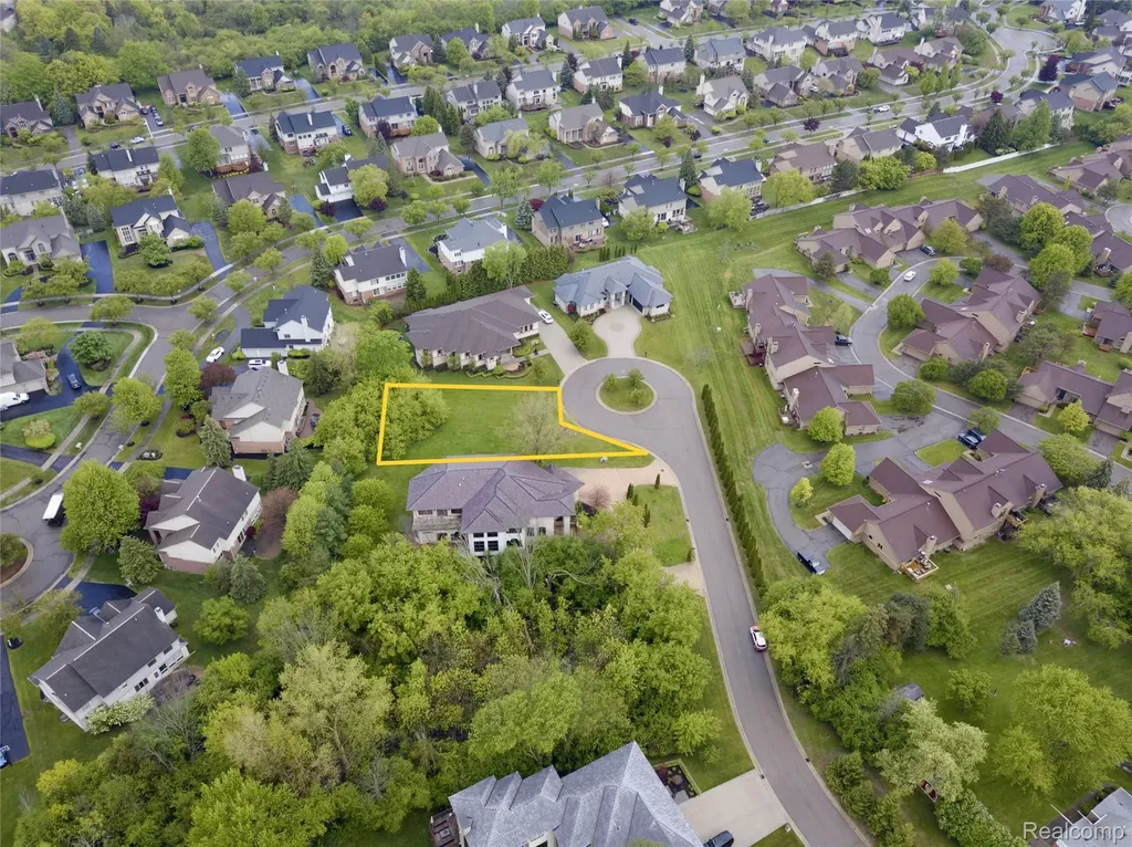 5057 Karachi Street West Bloomfield Charter Township MI 48322