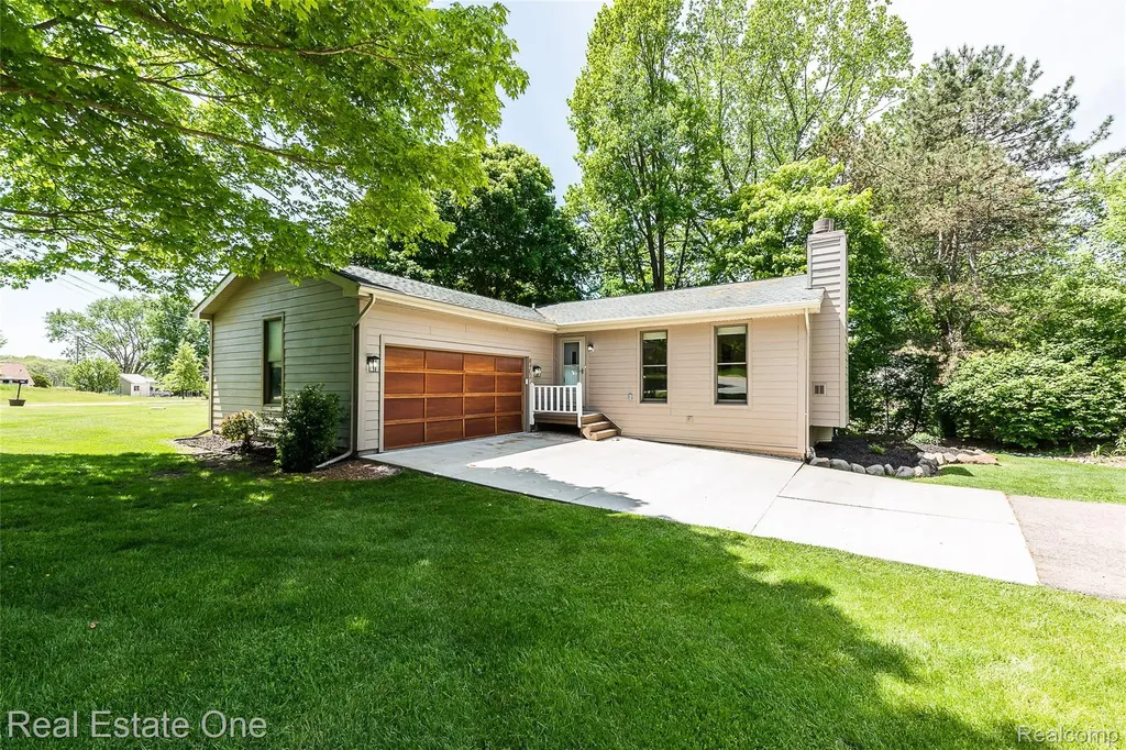 8402 Scotia Hamburg Township MI 48169