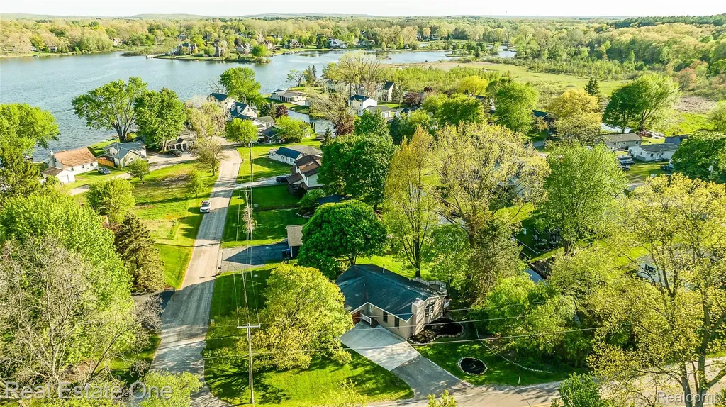 8402 Scotia Hamburg Township MI 48169