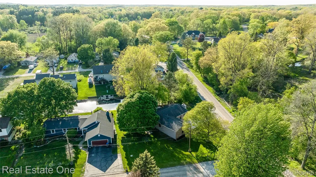 8402 Scotia Hamburg Township MI 48169