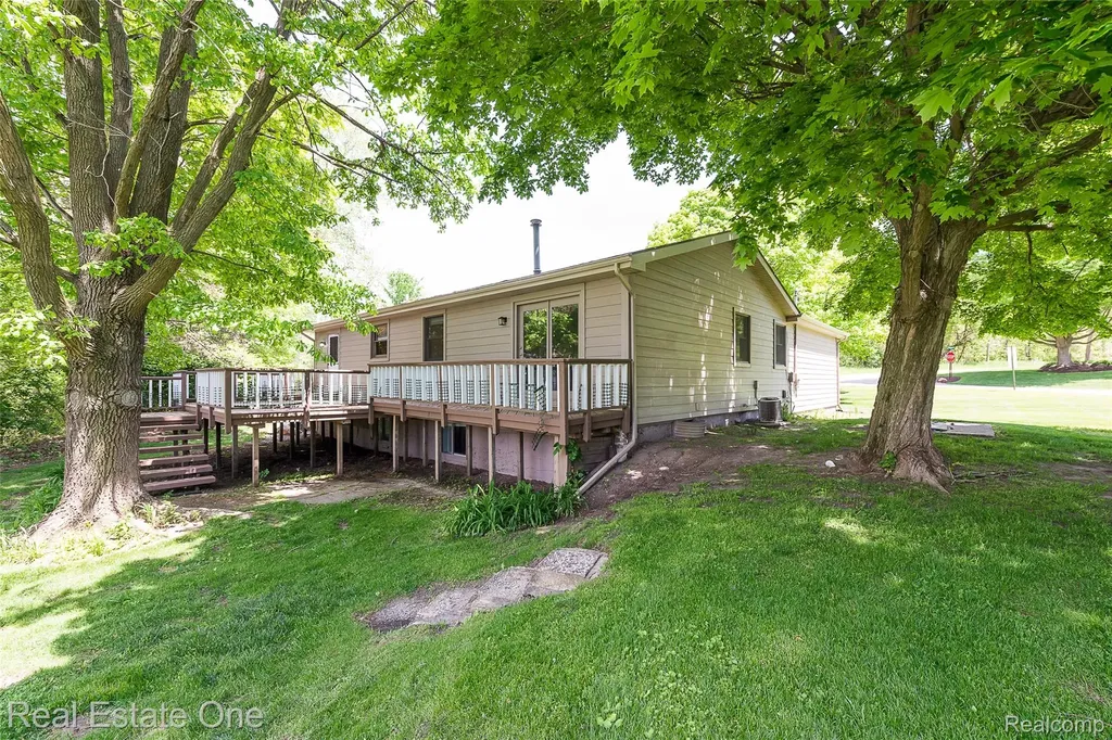 8402 Scotia Hamburg Township MI 48169