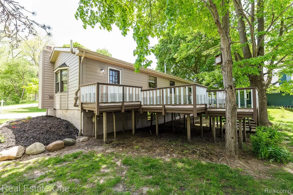 8402 Scotia Hamburg Township MI 48169