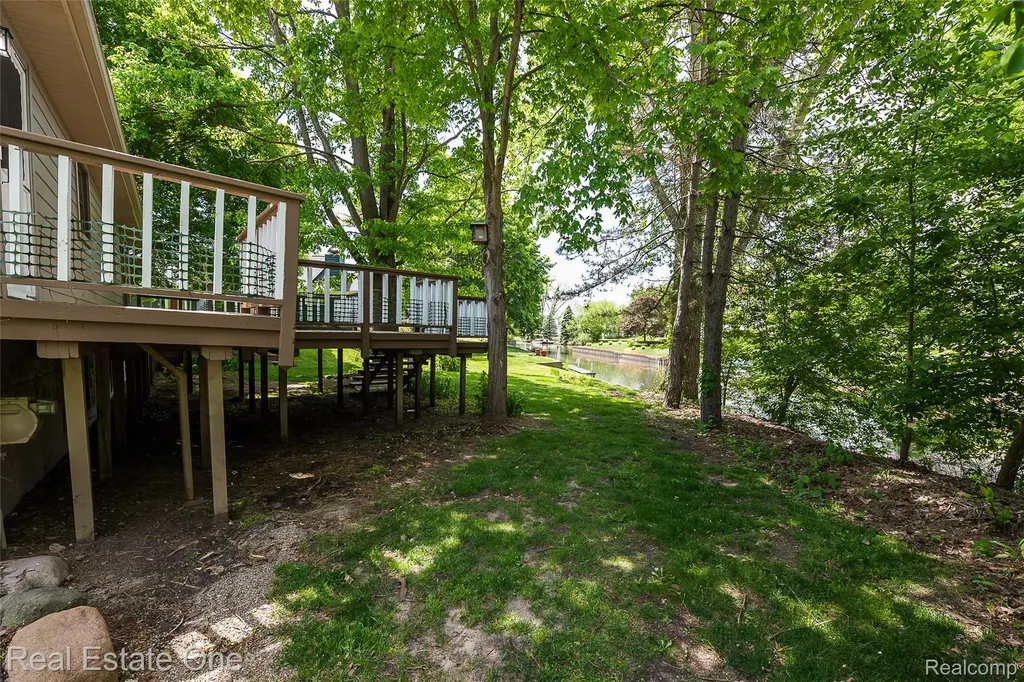 8402 Scotia Hamburg Township MI 48169