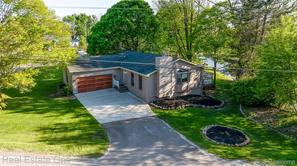 8402 Scotia Hamburg Township MI 48169