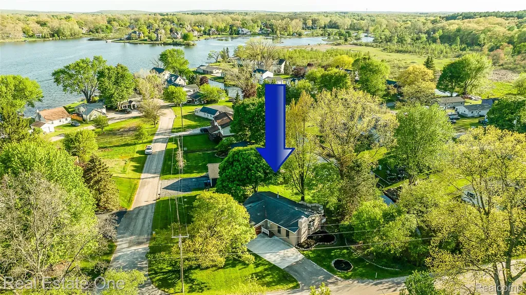 8402 Scotia Hamburg Township MI 48169