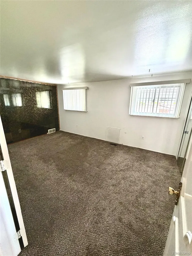 15439 Vivian Street Taylor City MI 48180