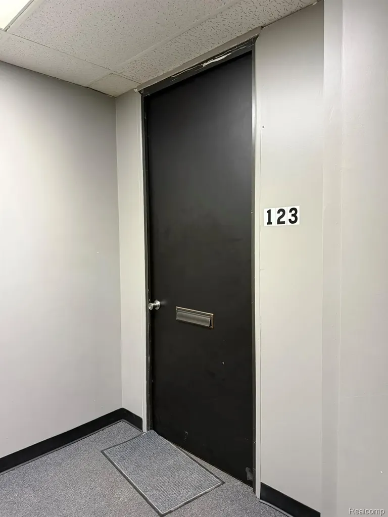 25140 Lahser-multiple Suites Road Southfield City MI 48033
