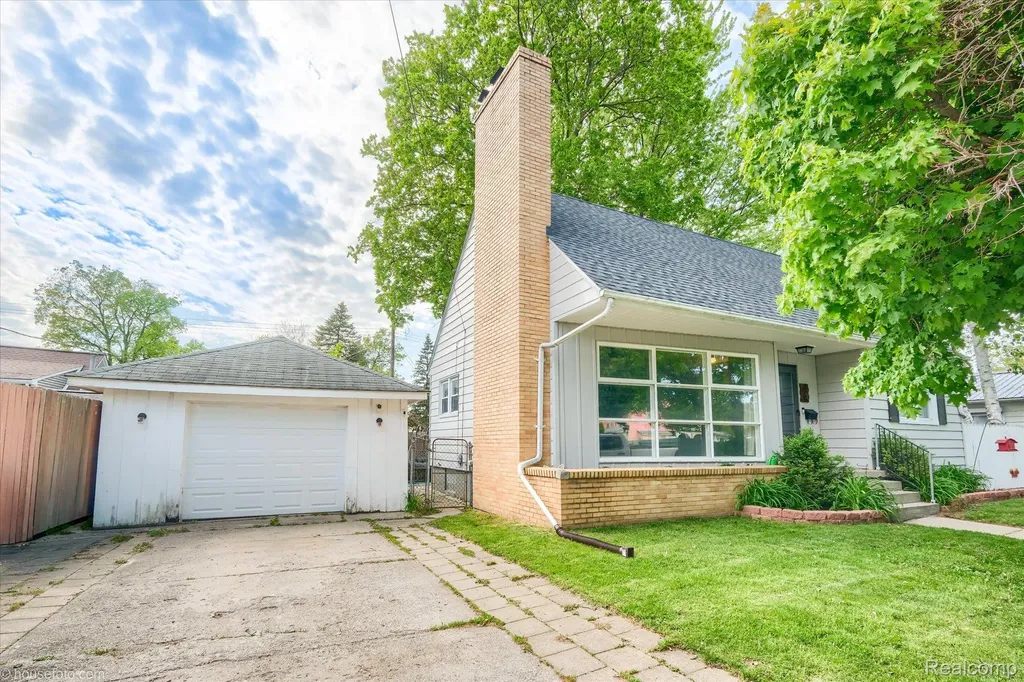 825 N Monroe Street Lapeer City MI 48446