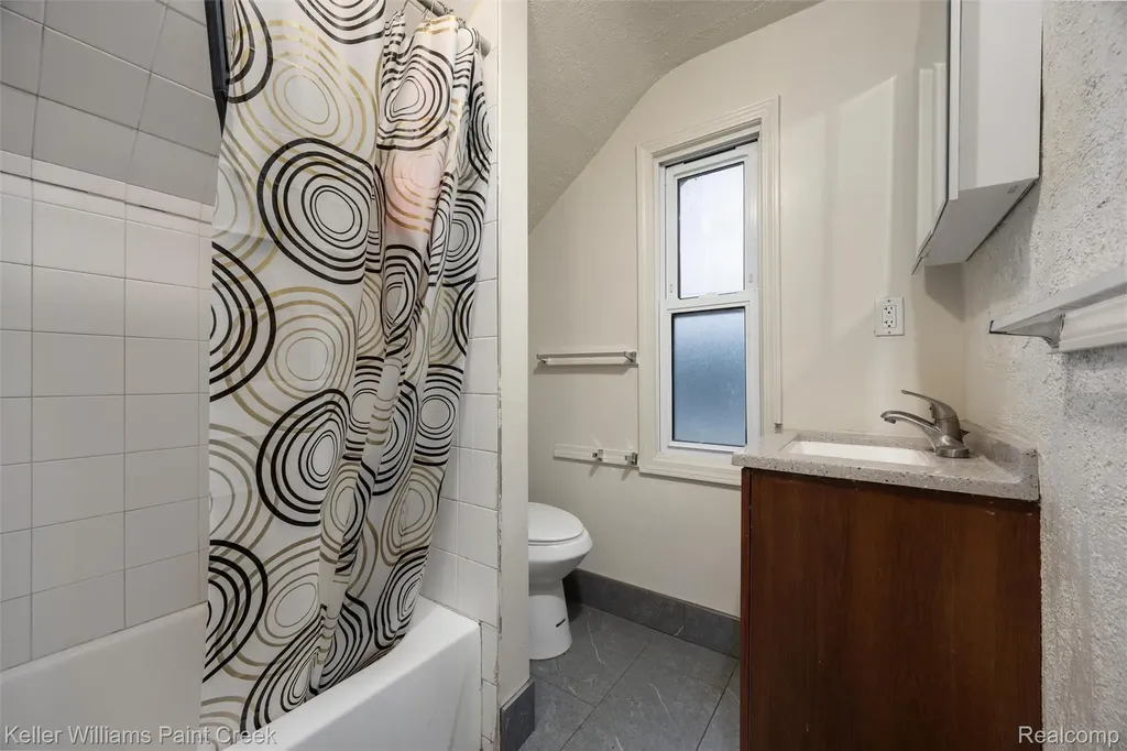 7275 Orchard Avenue Warren City MI 48091