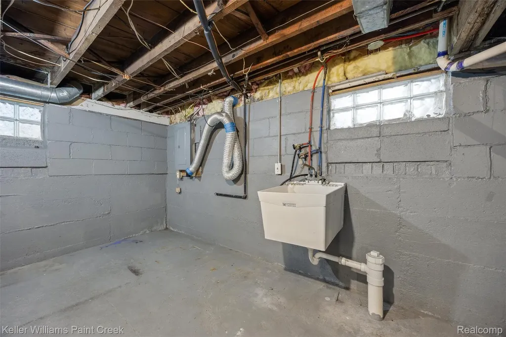 7275 Orchard Avenue Warren City MI 48091