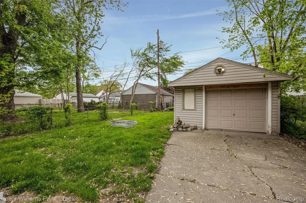 7275 Orchard Avenue Warren City MI 48091