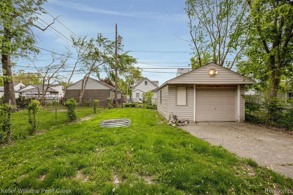 7275 Orchard Avenue Warren City MI 48091