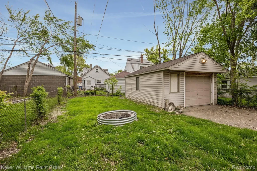 7275 Orchard Avenue Warren City MI 48091
