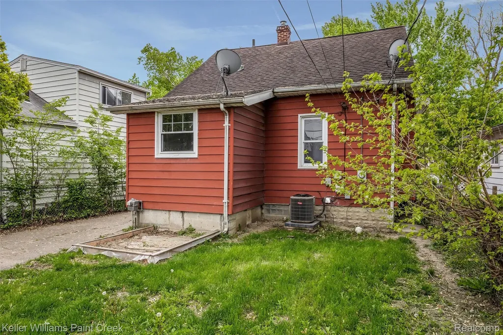 7275 Orchard Avenue Warren City MI 48091
