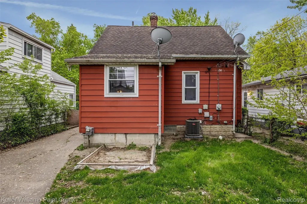 7275 Orchard Avenue Warren City MI 48091