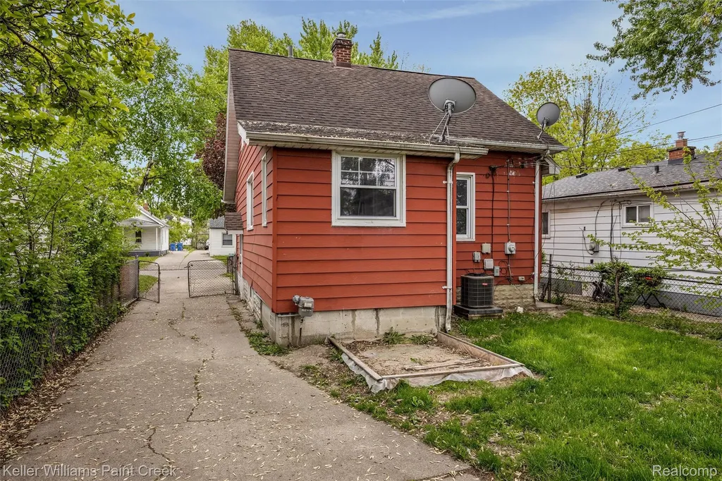 7275 Orchard Avenue Warren City MI 48091