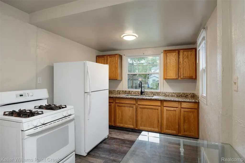 7275 Orchard Avenue Warren City MI 48091