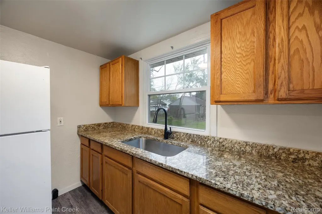 7275 Orchard Avenue Warren City MI 48091