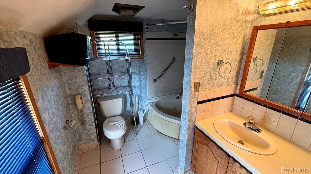 25000 Ann Arbor Trail Dearborn Heights City MI 48127