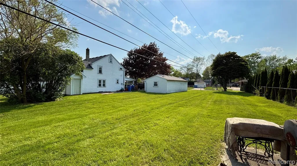 25000 Ann Arbor Trail Dearborn Heights City MI 48127