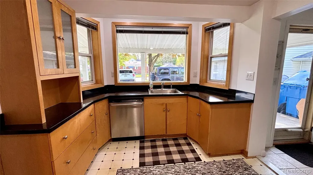 25000 Ann Arbor Trail Dearborn Heights City MI 48127