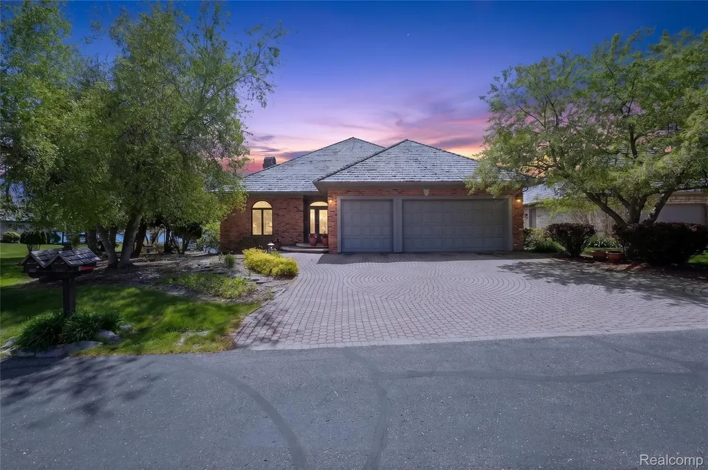 24 Chateaux Du Lac Fenton Charter Township MI 48430