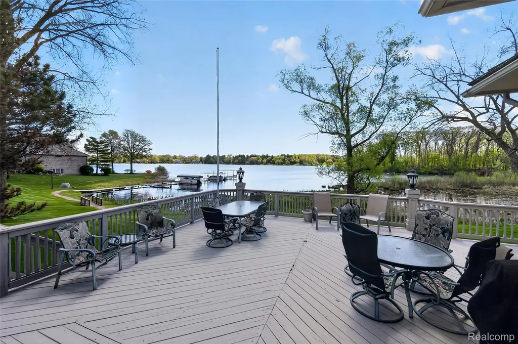 24 Chateaux Du Lac Fenton Charter Township MI 48430