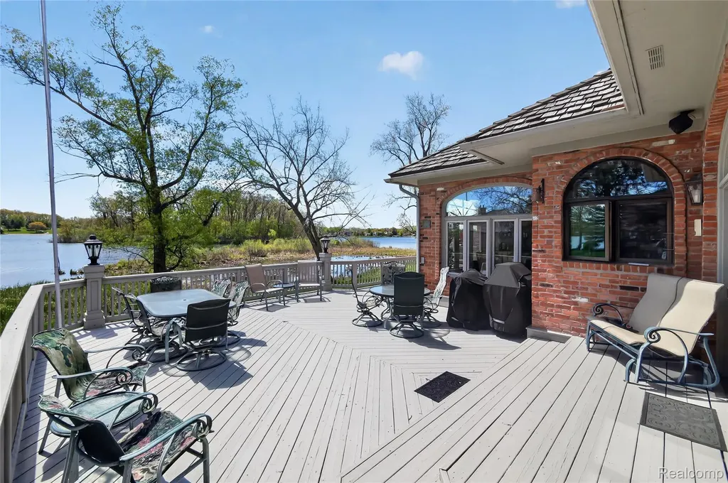 24 Chateaux Du Lac Fenton Charter Township MI 48430