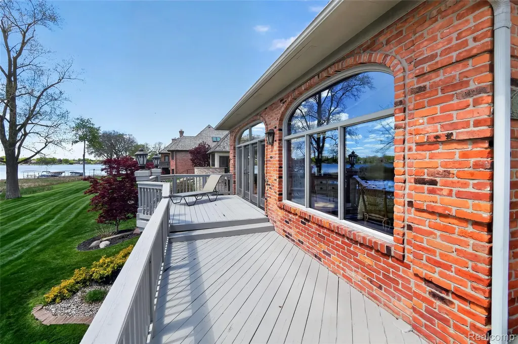 24 Chateaux Du Lac Fenton Charter Township MI 48430